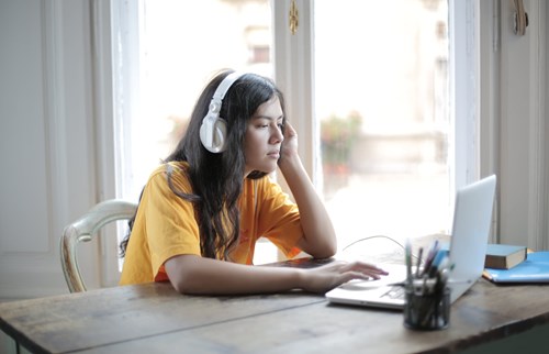 Student listening to an ambience app