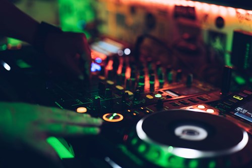 DJ