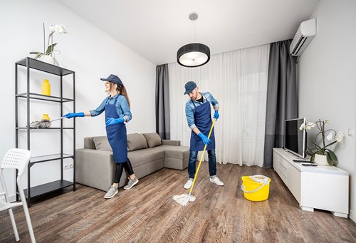 2 cleaners cleaning a flat